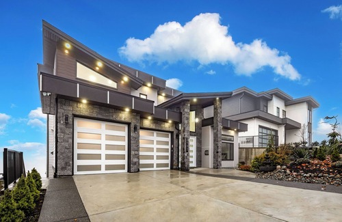 Bear Mountain Resort Casa | “Wake up to endless horizons—where ocean waves meet city lights.”