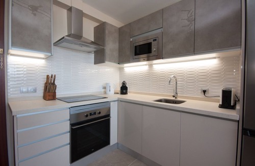 Patalavaca Apartamento | Despiértate con hermosas vistas al mar desde este elegante apartamento