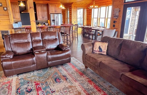 Todd Cabina | Wake Up to Mtn Views, End the Day in the Hot Tub @ Skyview Hideaway