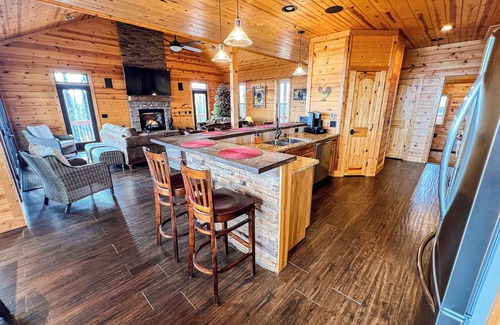 Todd Cabina | Wake Up to Mtn Views, End the Day in the Hot Tub @ Skyview Hideaway