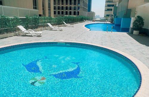 Dubai Apartamento | Wake Up To Sea Views In A Blue Lush Home On 51st