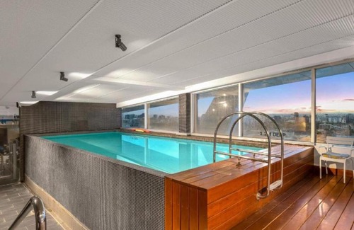 South Yarra Apartamento | Wake Up to Views, Pool & the South Yarra Lifestyle