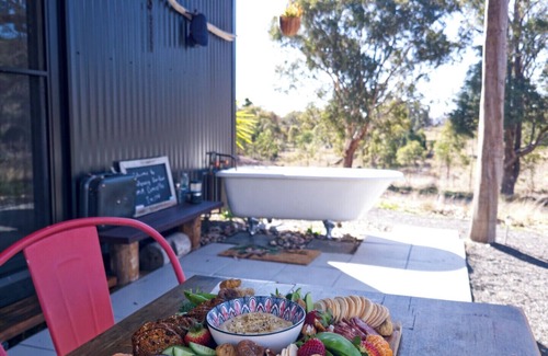 Frog Rock Cabina | Wake with the Kangaroos: Sunrise Cabin Escape in Mudgee