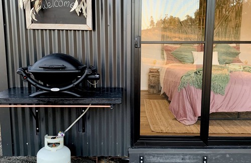 Frog Rock Cabina | Wake with the Kangaroos: Sunrise Cabin Escape in Mudgee