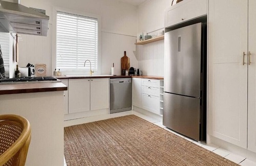 Orange East Casa | Wakeford Cottage - Free Wifi, Sleeps 6