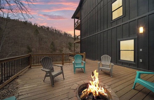 La Follette Casa | Wakes N Shades-Brand New. Private Dock. Hot Tub. 9 Bed/12 Bath.Theater Room