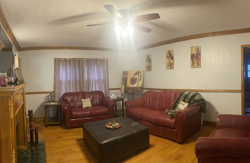 South Kansas City Casa | Waldo Get Away at LJ’s