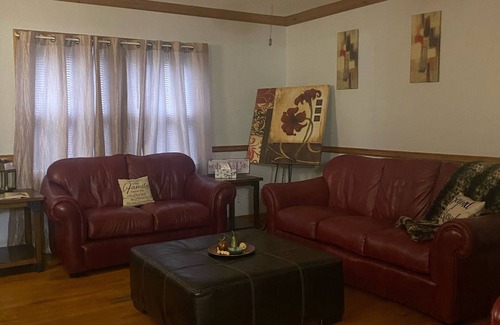 South Kansas City Casa | Waldo Get Away at LJ’s