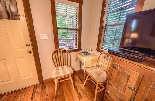 Fredericksburg Cabina | Waldrip Studio Bedroom Cabin by RedAwning