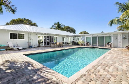 Florida North Atlantic Coast Casa | WALK 2 BEACH, HEATED POOL, PUTTING GREEN, 4be 2 ba, Tropical oasis