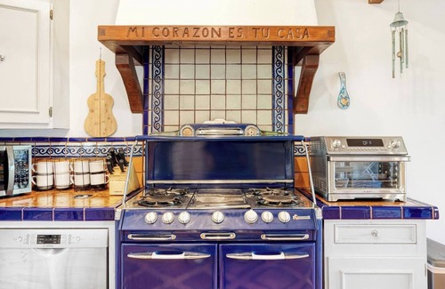 Los Angeles Casa | Walk 2 Universal Vintage Hollywood Hills Spanish Colonial House w/Views