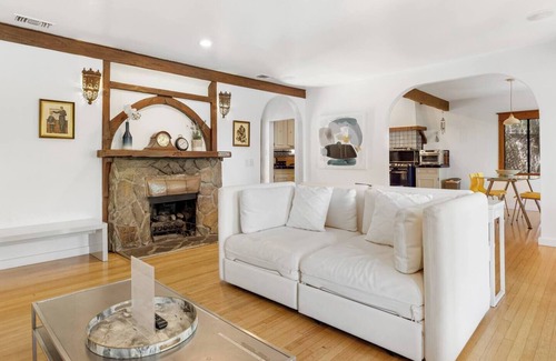 Los Angeles Casa | Walk 2 Universal Vintage Hollywood Hills Spanish Colonial House w/Views