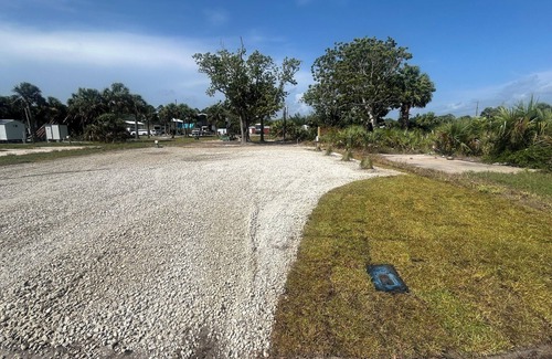 Port St. Joe Alquiler De RV | Walk across the street to put your toes in the sand! Beautiful sunset views!