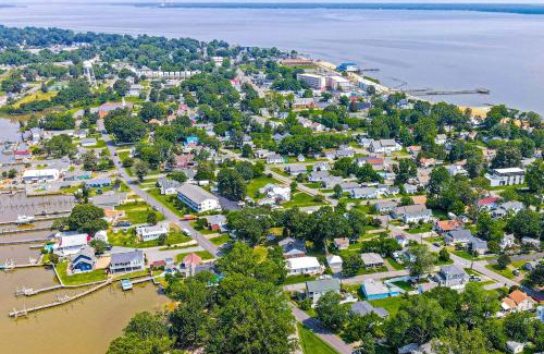 Colonial Beach Casa | Walk Anywhere on The Point! Cozy Escape with Grill!