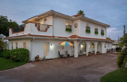 Sunset Beach Apartamento | ¡Camina descalzo un minuto hasta la playa de arena blanca y los restaurantes cercanos! Mascotas ok