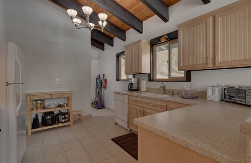 Tahoe City Casa | Camina al centro y cerca de Squaw / Alpine / Homewood y más ...