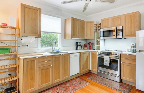 Northwest Casa | Walk Downtown: Takoma Park Escape w/ Large Yard!