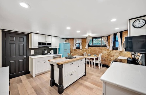 City Park West Apartamento | Walk Everywhere! Garden Level in Heart of Denver.