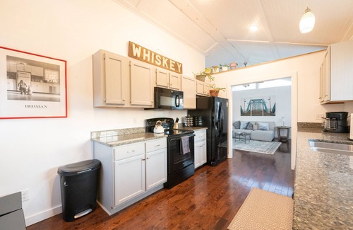 Northside Casa | WALK EVERYWHERE in North Chat! -VIEWS- 2 KING Beds