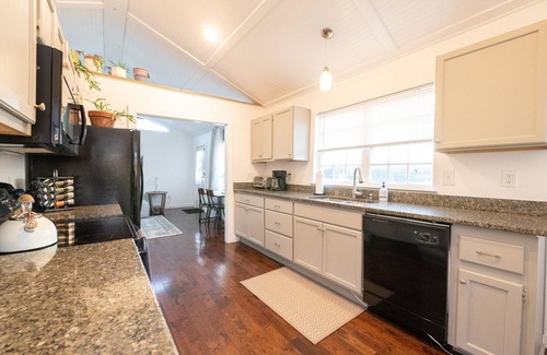 Northside Casa | WALK EVERYWHERE in North Chat! -VIEWS- 2 KING Beds