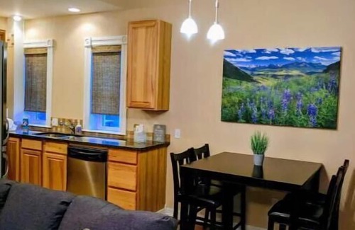 Golden Condominio | Walk everywhere one block from charming Golden CO