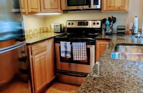 Golden Condominio | Walk everywhere one block from charming Golden CO