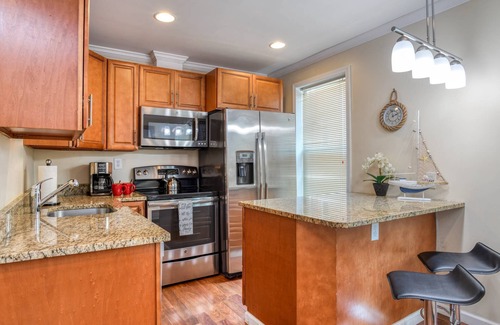 Downtown Historic District Apartamento | Available for the 4th! Steps from Restaurants, Museums, Shops, Central Square, Free Parking, Balcony