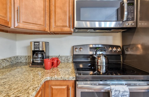 Downtown Historic District Apartamento | Available for the 4th! Steps from Restaurants, Museums, Shops, Central Square, Free Parking, Balcony