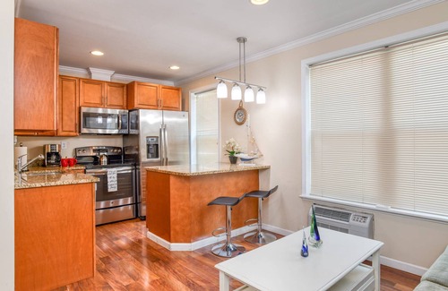 Downtown Historic District Apartamento | Available for the 4th! Steps from Restaurants, Museums, Shops, Central Square, Free Parking, Balcony