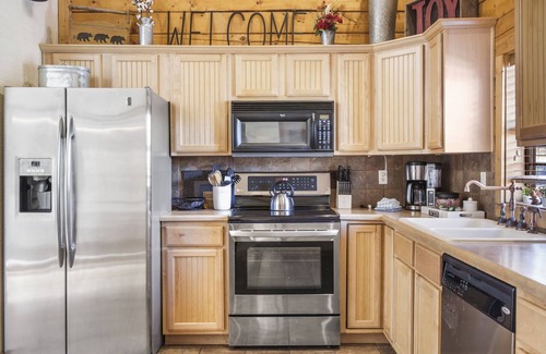 Branson Theater District Cabina | Walk-In 2 BR Cabin with Loft in Wooded Area, Minutes from Shows & Attractions!