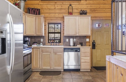 Branson Theater District Cabina | Walk-In 2 BR Cabin with Loft in Wooded Area, Minutes from Shows & Attractions!