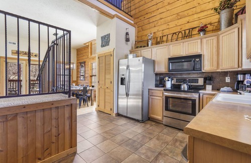 Branson Theater District Cabina | Walk-In 2 BR Cabin with Loft in Wooded Area, Minutes from Shows & Attractions!