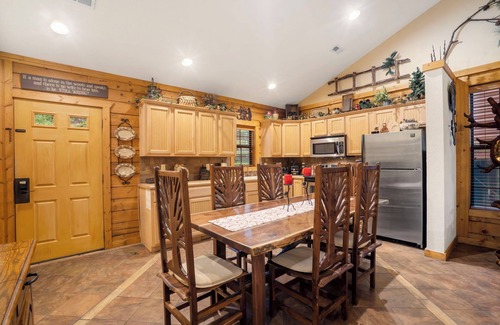 Branson Theater District Cabina | Walk-in Country Cabin in the Heart of Branson - Minutes from Attractions!