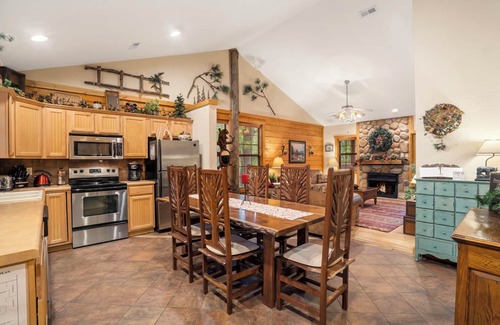 Branson Theater District Cabina | Walk-in Country Cabin in the Heart of Branson - Minutes from Attractions!
