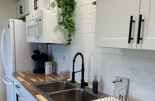 Willow Street Apartamento | Walk-out basement studio of new townhome on outskirts of Lancaster city