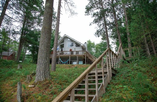 Munising Casa | Salir del sótano completo con 3 camas y baño privado completo y chimenea.