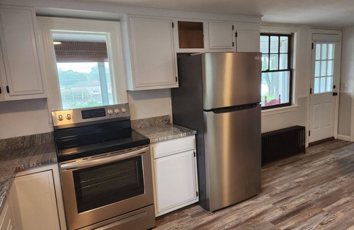 Pawcatuck Apartamento | Walk out of the house onto your Dock! Bring your Boat! Close to Everything!
