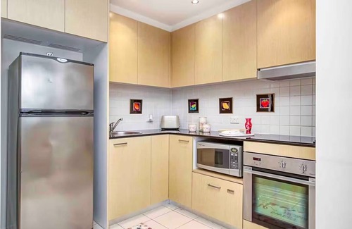 City West Apartamento | Walk to ANU - Exclusive apartment with secure parking, gym, pool and sauna.