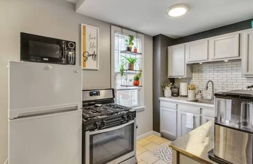 Lower Lawrenceville Apartamento | Walk to Arsenal Park! Cozy & Comfy Studio up to 4Pax