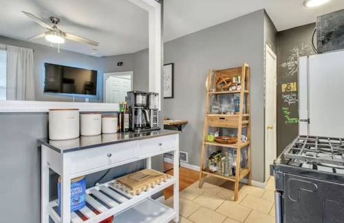 Lower Lawrenceville Apartamento | Walk to Arsenal Park! Cozy & Comfy Studio up to 4Pax