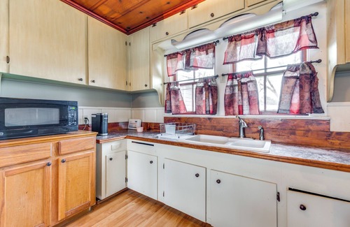 Henderson Casa | Walk to Atchafalaya Basin: Quiet Getaway w/ Yard