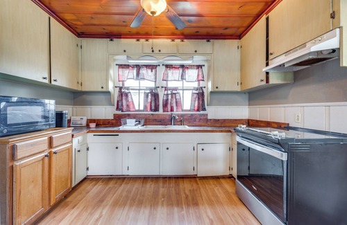 Henderson Casa | Walk to Atchafalaya Basin: Quiet Getaway w/ Yard