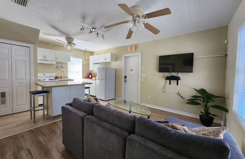 Historic Downtown Melbourne Condominio | Walk to Bars, Shops & Restaurants...Beach is a short 5 min drive