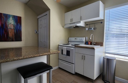 Historic Downtown Melbourne Condominio | Walk to Bars, Shops & Restaurants...Beach is a short 5 min drive