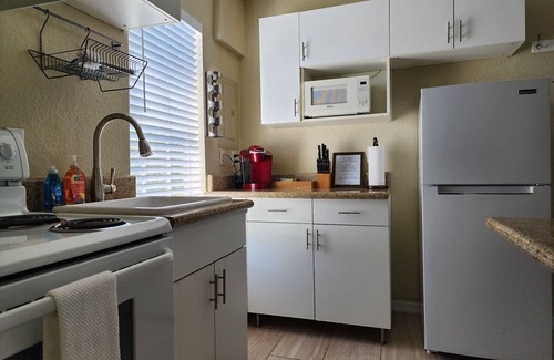 Historic Downtown Melbourne Condominio | Walk to Bars, Shops & Restaurants...Beach is a short 5 min drive