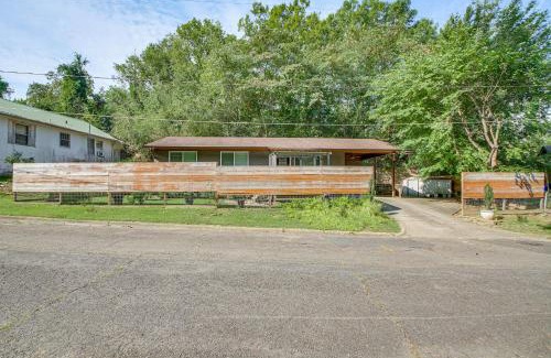 Hot Springs Casa | Walk to Bathhouse Row Dog-Friendly Home!