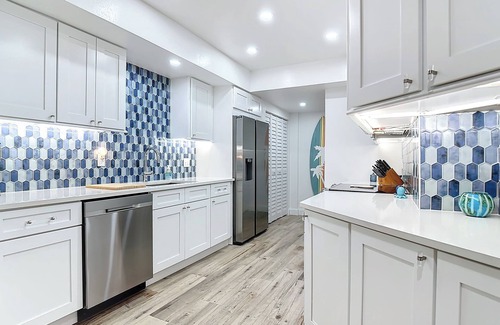 Central Beach Condominio | Walk to Beach. RENOVATED & HUGE 3-bed &3-bath condo in Vero Beach