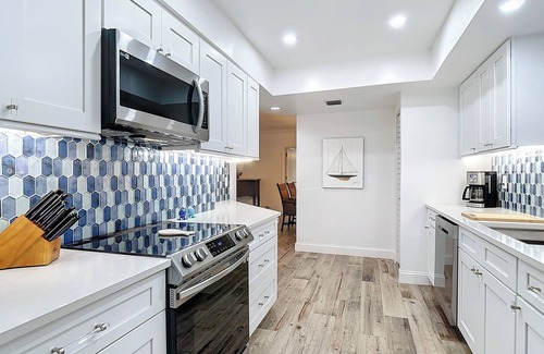 Central Beach Condominio | Walk to Beach. RENOVATED & HUGE 3-bed &3-bath condo in Vero Beach