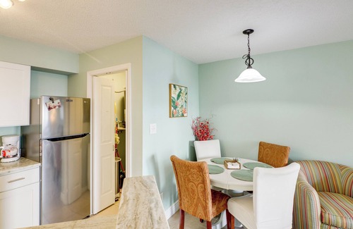 Ocean Side Village Condominio | Walk to Beach: 1st-Floor Unit w/Pool in Melbourne