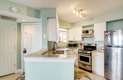 Ocean Side Village Condominio | Walk to Beach: 1st-Floor Unit w/Pool in Melbourne